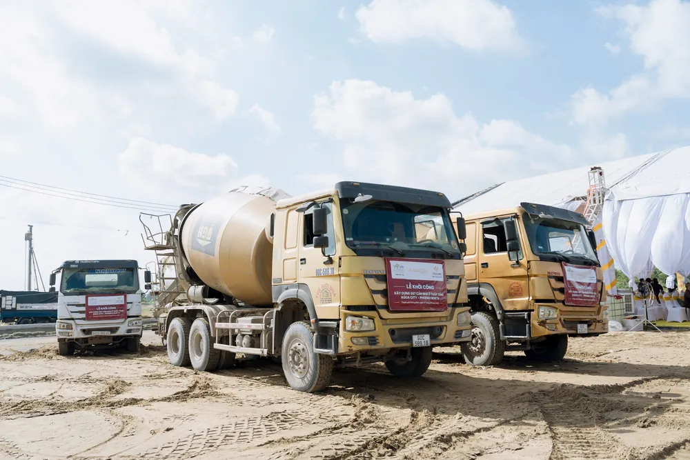 Concrete mixer trucks assembled on the Phoenix North site, Aqua City