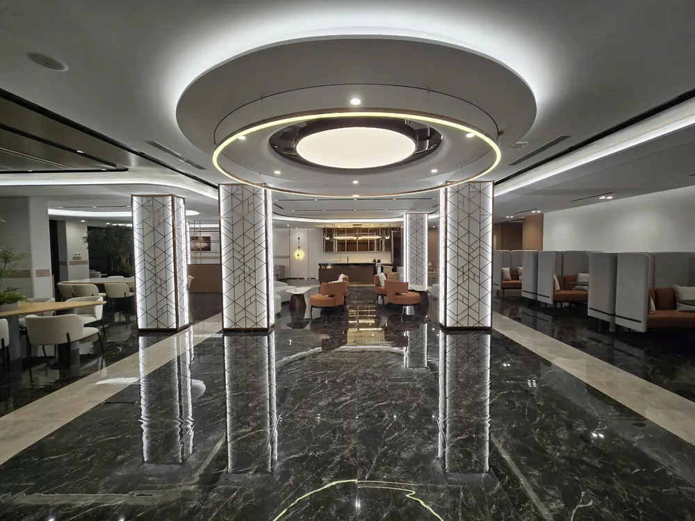 Sảnh đón chính dự án Atera Central — đá tự nhiên, hệ cột và trần định hình ánh sáng